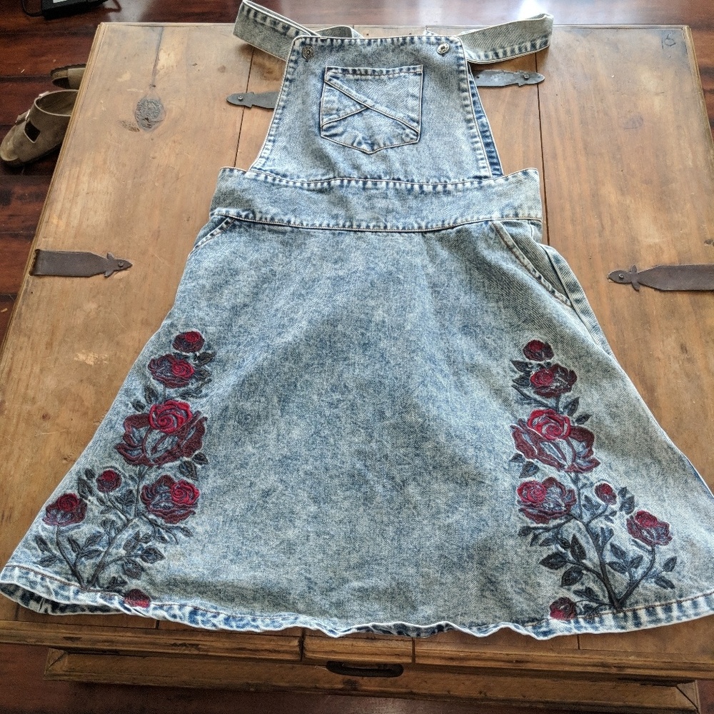 Embroidered floral jean jumper pol